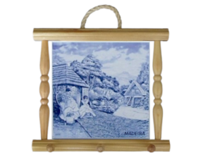 Suporte de panos em madeira natural com azulejo 15x15 cm motivo bordadeira