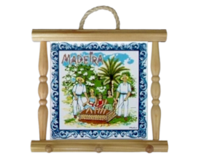 Suporte de panos em madeira natural com azulejo 15x15 cm motivo carro de vimes