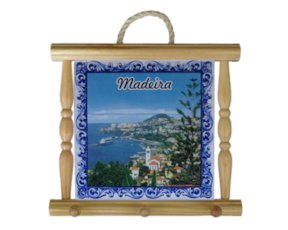 Suporte de panos em madeira natural com azulejo 15x15 cm motivo São Gonçalo