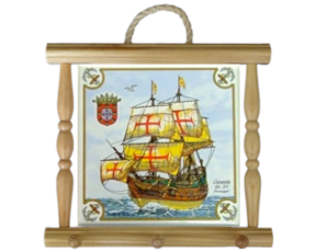Suporte de panos em madeira natural com azulejo 15x15 cm motivo Caravela