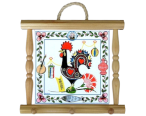 Suporte de  panos em madeira natural 15x15 cm motivo galo de Barcelos