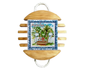 Base de tacho em madeira natural com azulejo decorado 15x15 cm motivo carro de vimes