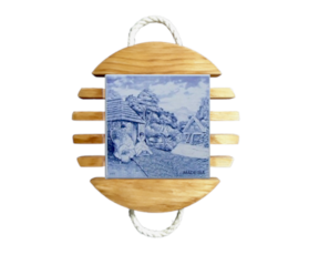 Base de tacho em madeira natural com azulejo decorado 15x15 cm motivo bordadeira