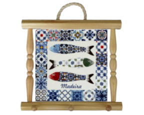 Suporte de panos em madeira natural com azulejo decorado 15x15 cm motivo sardinhas