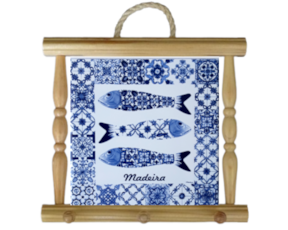 Suporte de panos em madeira natural com azulejo decorado 15x15 cm motivo sardinhas azul