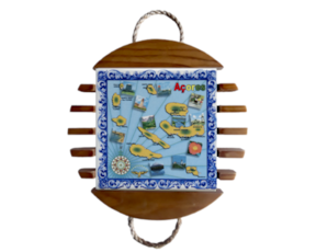 Base de tacho em madeira envernizada com azulejo decorado 15x15 cm motivo mapa Açores