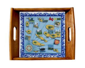 Tabuleiro asa lisa madeira envernizada com azulejo decorado 15x15 cm motivo mapa Açores 