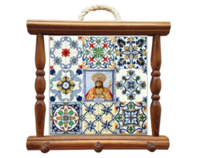Suporte de panos em madeira envernizada com azulejo decorado 15x15 cm multi-padrão santo cristo