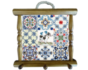 Suporte de panos em madeira envernizada com azulejo decorado 15x15 cm multi-padrão vaquinha