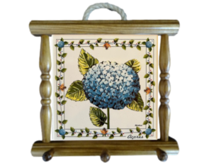 Suporte de panos em madeira envernizada com azulejo decorado 10x10 cm motivo hortênsia