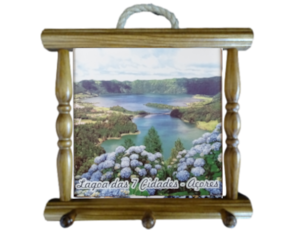 Suporte de panos em madeira envernizada com azulejo decorado 10x10 cm motivo lagoa das 7 cidades