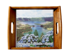 Tabuleiro asa lisa em madeira envernizada com azulejo decorado 15x15 cm motivo lagoa das 7 cidades