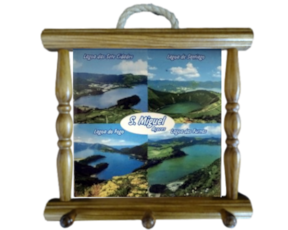 Suporte de panos em madeira envernizada com azulejo decorado 10x10 cm motivo São Miguel - 4 lagoas