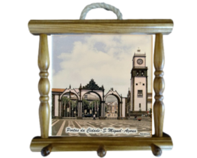 Suporte para panos em madeira envernizada com azulejo decorado 10x10 cm motivo portas da cidade