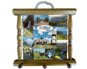 Suporte para panos em madeira envernizada com azulejo decorado 10x10 cm motivo paisagens - portas da cidade