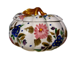 Terrina abóbora baixa em faiança pintada à mão decoração flores 