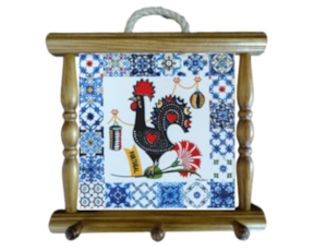 Suporte de panos em madeira envernizada com azulejo decorado 10*10 cm galo de Barcelos