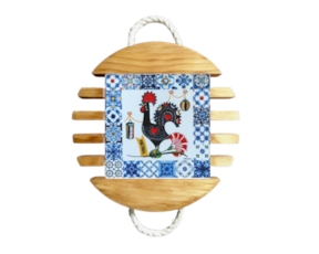 Base de tacho em madeira natural com azulejo 15*15 cm galo de Barcelos