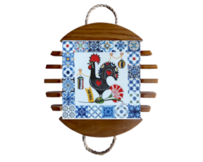Base de tacho em madeira envernizada com azulejo decorado 15*15 cm galo de Barcelos