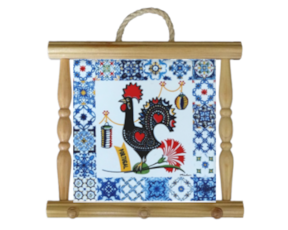 Suporte de panos em madeira natural com azulejo decorado 15*15 cm galo de barcelos