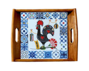 Tabuleiro asa lisa em madeira envernizada com azulejo decorado 15*15 cm galo de Barcelos