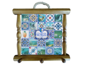 Suporte de panos em madeira natural com azulejo decorado 15*15 cm motivo São Miguel - Açores