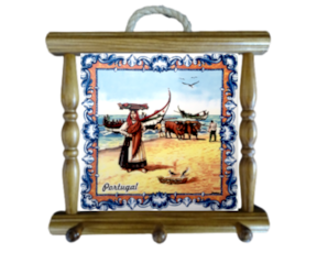 Suporte de panos em madeira envernizada com azulejo decorado 10*10 cm arte xávega