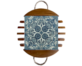Base de tacho em madeira envernizada com azulejo decorado 15*15 cm padrão 80V.