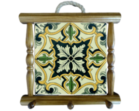 Suporte de panos em madeira envernizada com azulejo decorado 10*10 cm padrão 79V