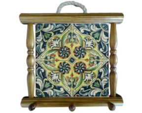 Suporte de panos em madeira envernizada com azulejo decorado 10*10 cm padrão 80VA