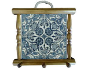 Suporte de panos em madeira envernizada com azulejo decorado 10*10 cm padrão 80V