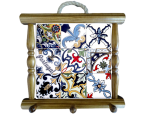 Suporte de panos em madeira envernizada com azulejo decorado 10*10 cm padrão 76