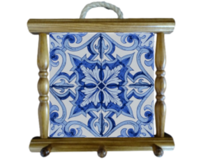 Suporte de panos em madeira envernizada com azulejo decorado 15*15 cm padrão 79A